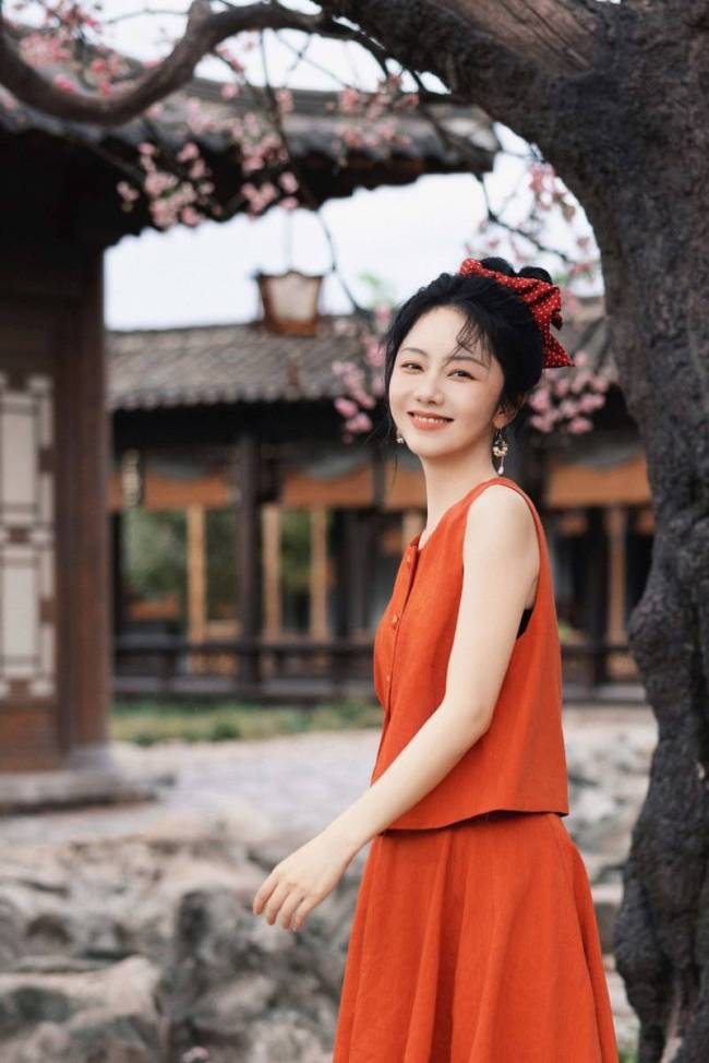 谭松韵穿红色连衣裙俏皮可爱 眼神明亮气质温婉