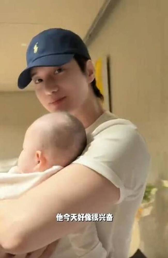 张檬夫妇带儿子坐飞机 小宝宝一路情绪淡定好可爱
