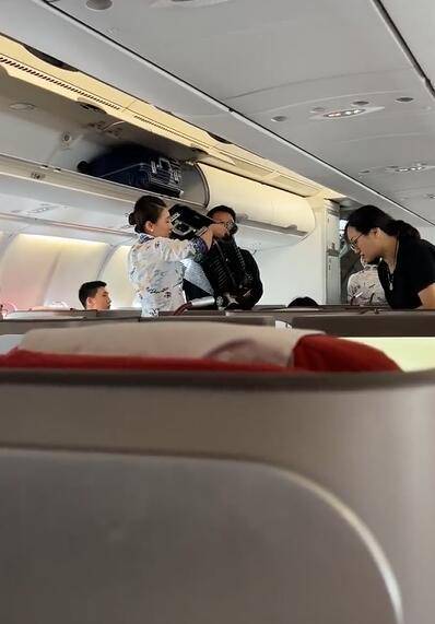 网友飞机上偶遇林永健一家 15岁林大竣身高出众