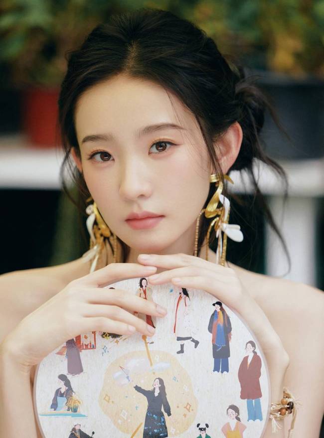 张艺凡身着抹胸白裙妆容清透 身姿曼妙娴静惬意