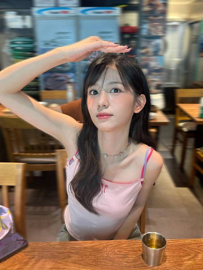 周也穿粉色吊带游韩国好快乐 品尝美食表情灵动