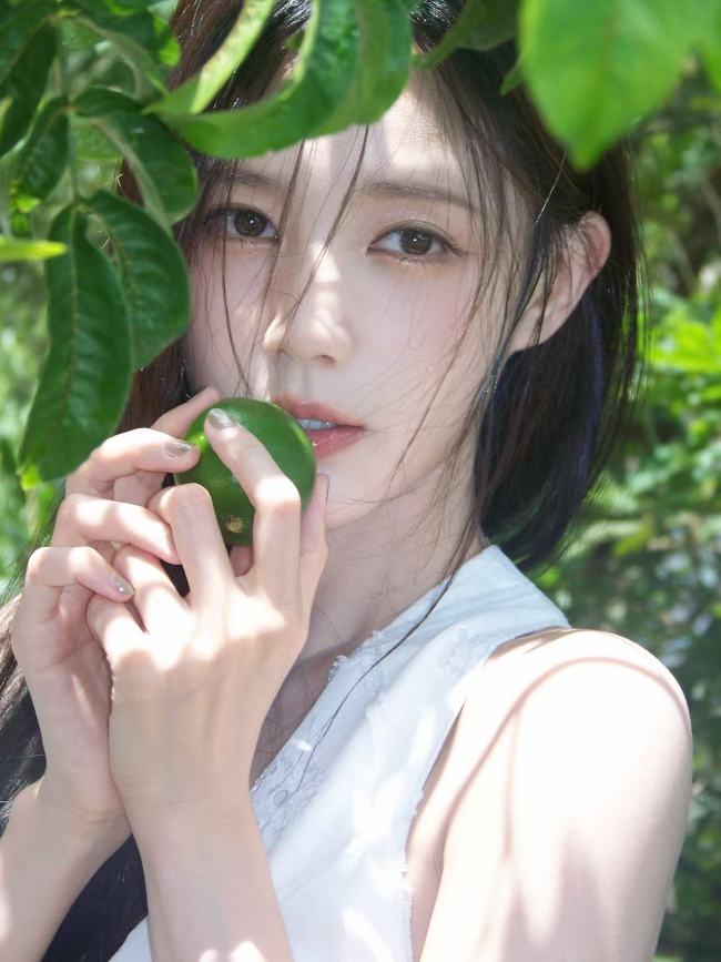 李一桐穿白色无袖上衣清新淡雅