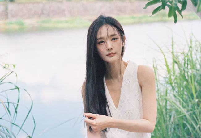 李一桐穿白色无袖上衣清新淡雅