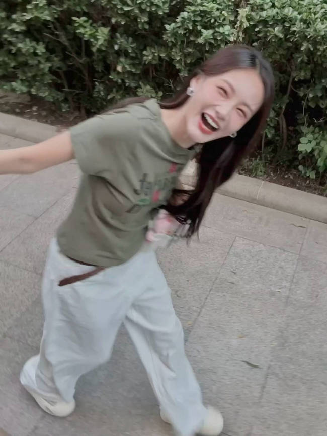 李一桐穿搭休闲坐车里搞怪自拍 笑眼弯弯超级治愈