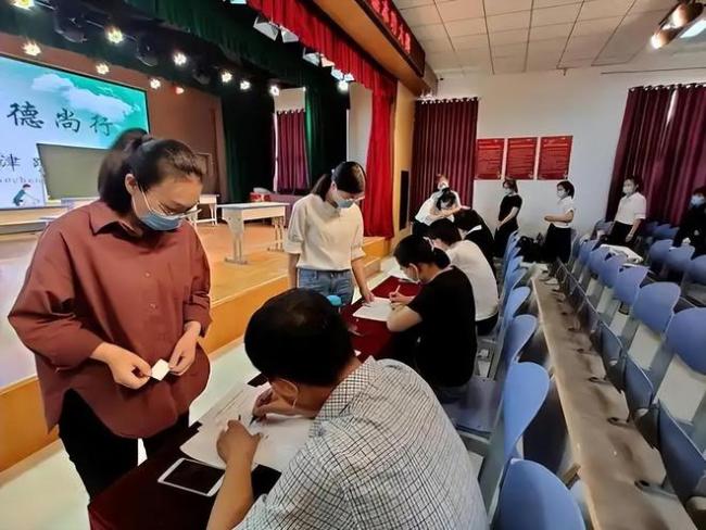 惊！40岁老师因考试分数最低，被转岗到县交通局，歇菜了