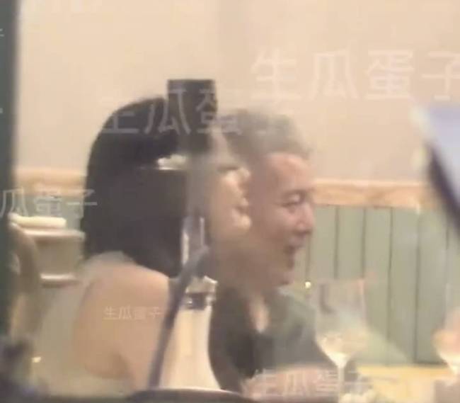 那英老公在酒吧与美女亲密依偎 十指紧扣坐车离开