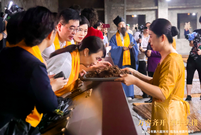 “苏轼”穿越现身2025洋河·双沟开窖节,吟诵《水调歌头·头排几时有》