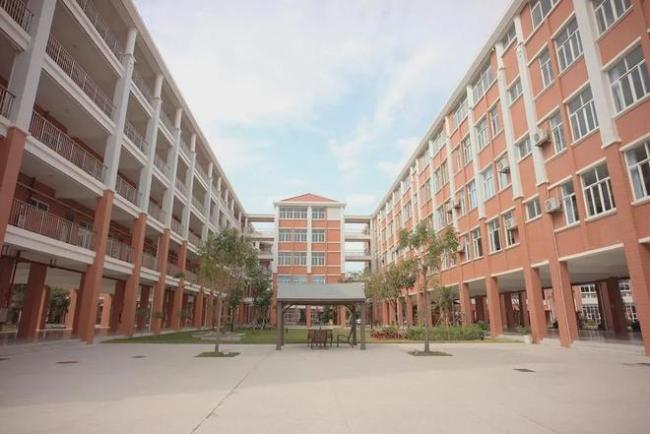 一人收200元班费，近一万元要用到什么时候？校方回应立即解散！