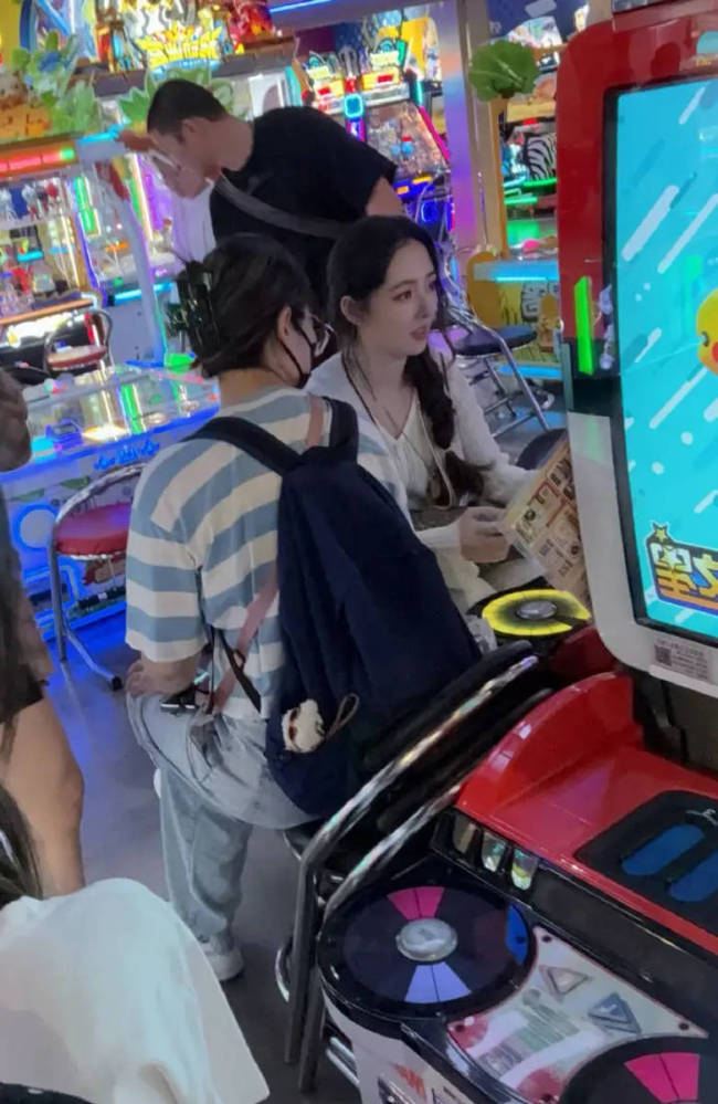 郭碧婷现身电玩城玩游戏 皮肤白皙气质松弛