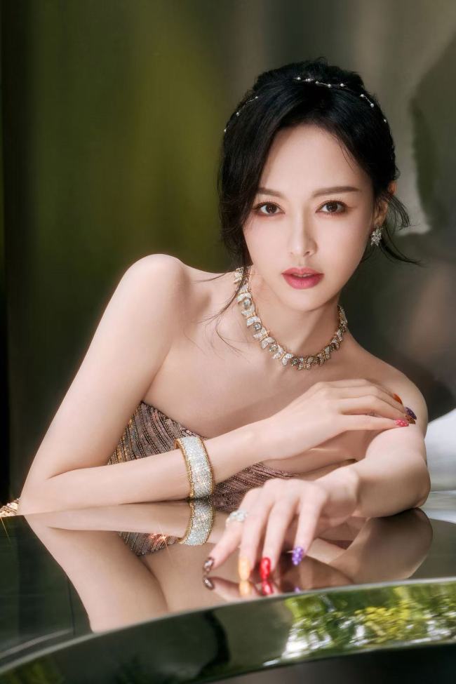 唐嫣穿亮片裙甜美亮相 皮肤白皙腰肢纤细