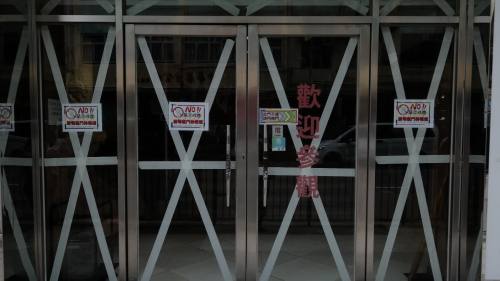 樺加沙襲港│全城嚴陣以待　市面均貼米字貼防爆窗