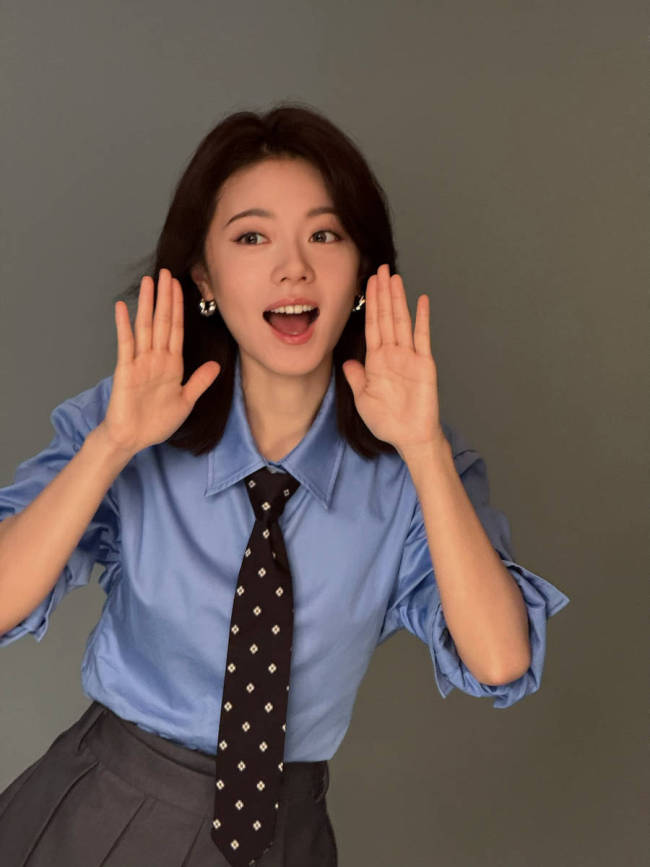赵今麦蓝衬衫配百褶裙青春活泼 侧身回眸笑容甜美