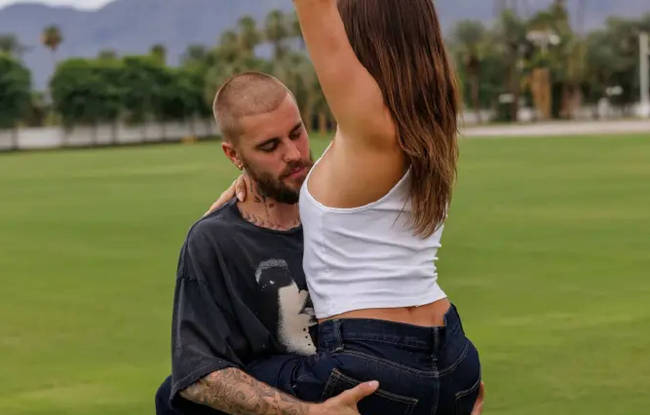 比伯环抱海莉超甜蜜 同儿子拍摄温暖亲子照