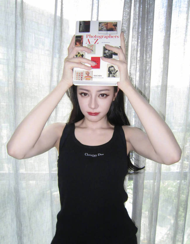 迪丽热巴晒夏日美照！穿黑色背心秀性感“水蛇腰”