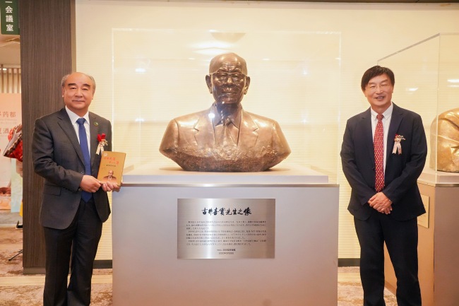 图丨梁金辉手拿珍贵的古井喜实回忆录《日中关系十八年》与黄星原先生,在古井喜实先生雕塑前合影