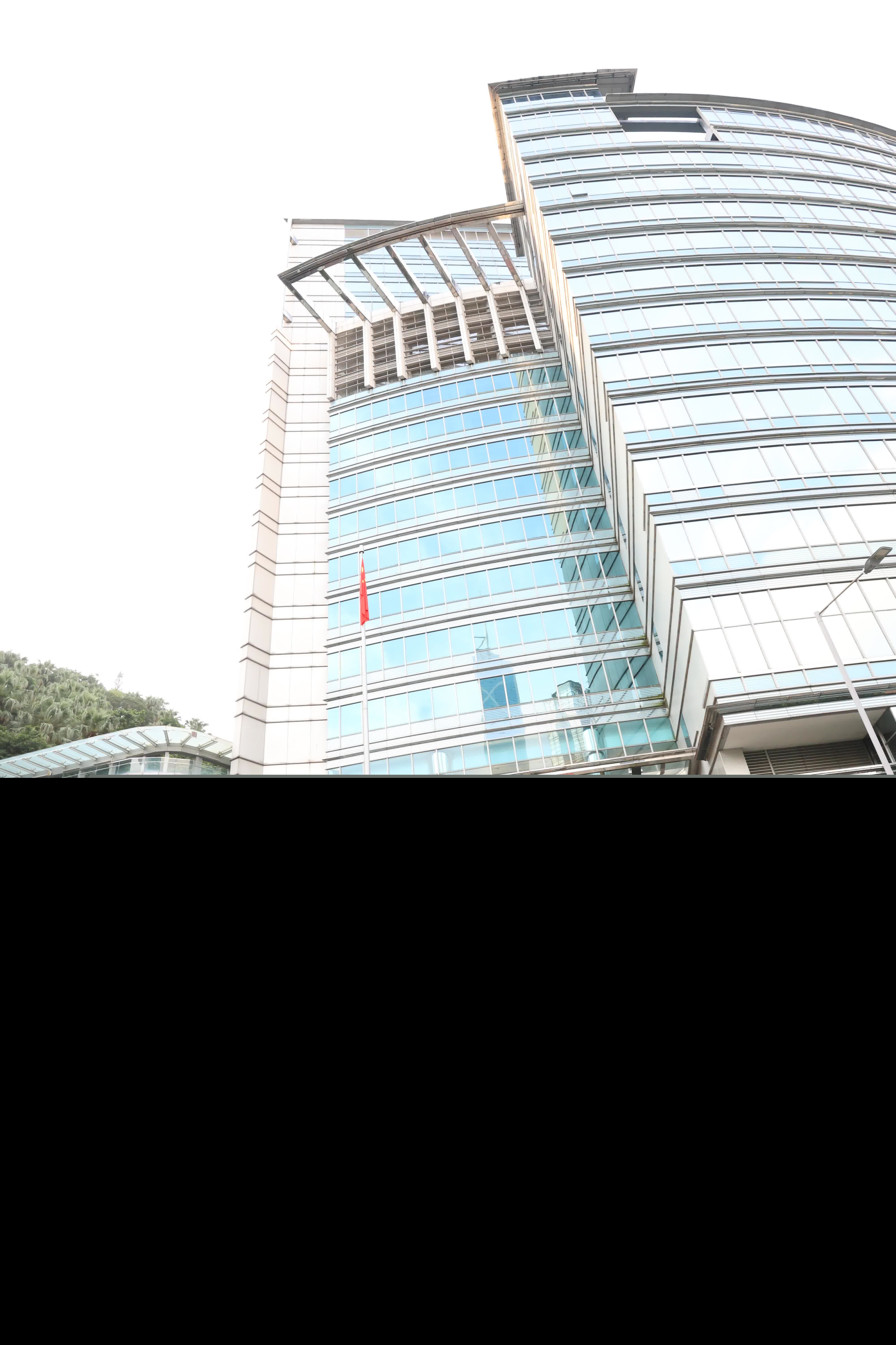 外交部駐港特派員公署舉行升國旗儀式，慶祝中華人民共和國成立76周年。（香港文匯報記者萬霜靈攝）