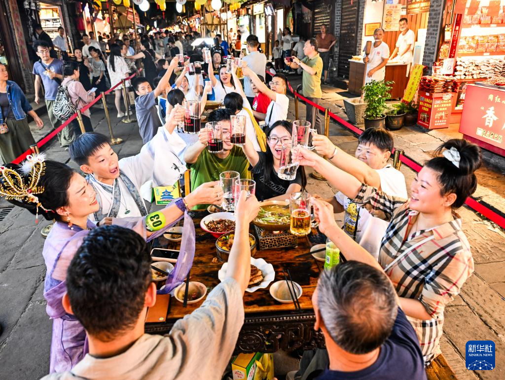 这是10月5日拍摄的重庆磁器口古镇长街宴活动现场。