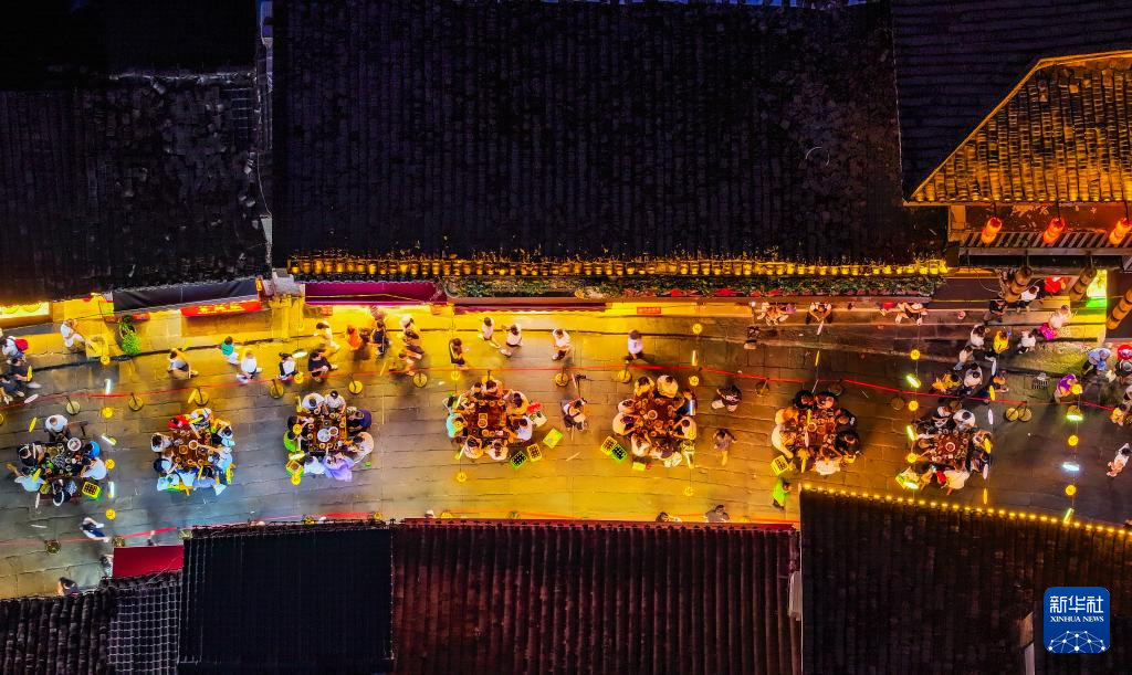 这是10月5日拍摄的重庆磁器口古镇长街宴活动现场（无人机照片）。