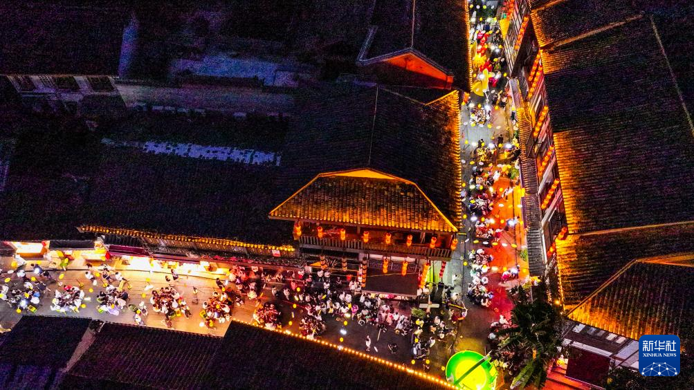 这是10月5日拍摄的重庆磁器口古镇长街宴活动现场（无人机照片）。