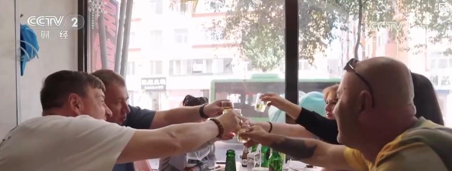 /> </p> في متجر المطاعم ، تخصصات مثل الكعك وعاء واللحوم ، ديانشيان. من أجل خدمة السياح الأجانب الأجانب بشكل أفضل ، أضاف تجار تقديم الطعام قائمة صينية ثنائية اللغة. </p> <p class = 