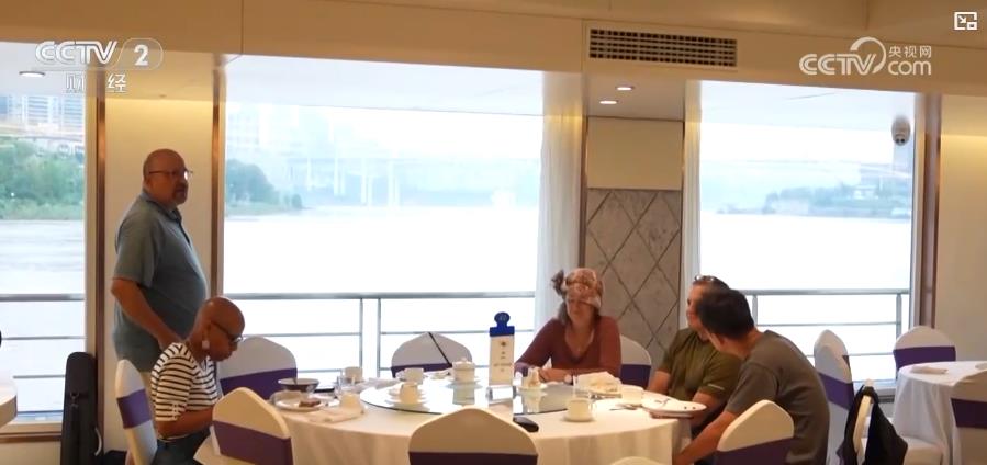 />/p> at 6:30 at the morking ، تم ترسيخ Hubei to Chongqing في Chongqing Chaotianmen Wharf. رأى المراسل العديد من السياح الأجانب يستمتعون بوجبة الإفطار التي تجمع بين الأساليب الصينية والغربية في المطعم. </p> <p> منطقة Tiansheng Sanqiao ذات المناظر الخلابة ، الواقعة في منطقة Wulong ، Chongqing ، هي واحدة من ممثلي Karst Landforms. لديها أكبر مجموعة Tiansheng Bridge في العالم وهي أيضًا موقع تصوير الأفلام 