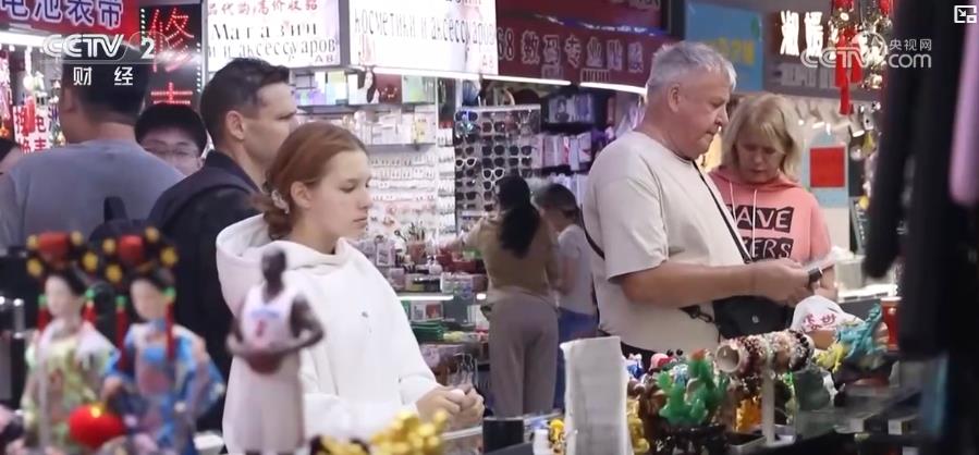 /p> <p> في مراكز التسوق في وسط Heihe ، تحتوي معظم المتاجر على لوحات ثنائية اللغة جذابة. </p> <p> بالإضافة إلى التسوق ، تعاني العائلات الروسية من سحر الثقافة الصينية التقليدية بعمق. تمت دعوة عائلتين روسيتين لحضور حفل شاي مهرجان منتصف الخريف. </p> <p> chongqing: يجذب الطعام والجمال السياح الأجانب لتسجيل الوصول والخبرة </p> <b> <br/> </p> <p> تجذب مدينة تشونغتشينغ الجبلية السياح الدوليين للحضور وتجربةها من خلال مشهدها الطبيعي الفريد والسحر الثقافي. ما يجب ألا تفوتك هو تذوق الطعام المحلي. </p> <p> هذا العام خلال عطلة مهرجان اليوم الوطني ووسط الخريف ، بدأ ميناء مطار تشونغتشينغ جيانجبي الدولي في ذروة الدخول والخروج. من المتوقع أن يتم استخدام أكثر من 400 رحلة ، وسيتجاوز عدد موظفي الواردة والخروج 55000 ، بزيادة قدرها 35 ٪ خلال نفس الفترة من العام الماضي. يختار السياح الأجانب تجربة أجواء احتفالية فريدة من نوعها من تشونغتشينغ في الإجازات التقليدية. </p><p class=