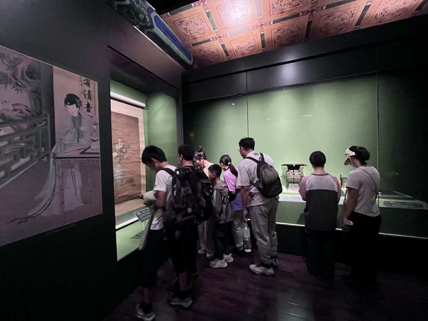 游客在故宫博物院午门参观“百年守护”展览。人民网记者 李楠桦摄