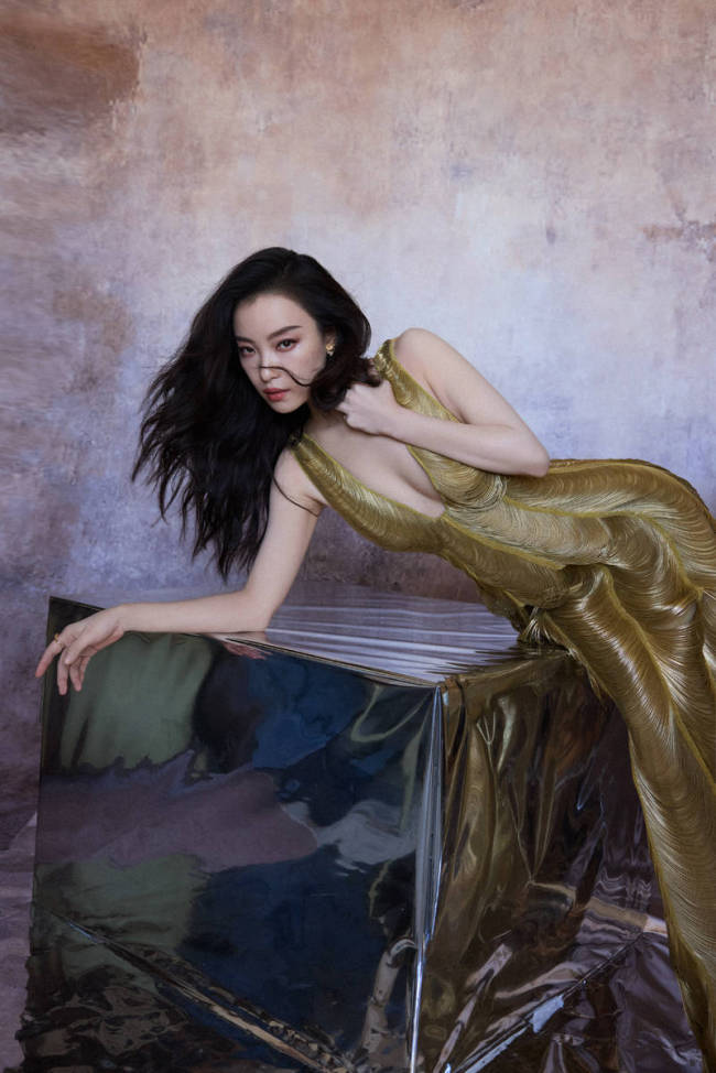 倪妮穿金色深V长裙美艳魅惑 锁骨诱人曲线曼妙