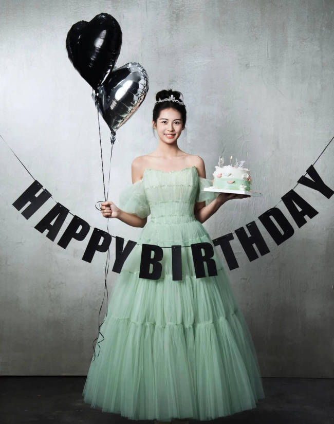 翁虹夫妇为女儿庆祝18岁生日 一家三口同框好温馨