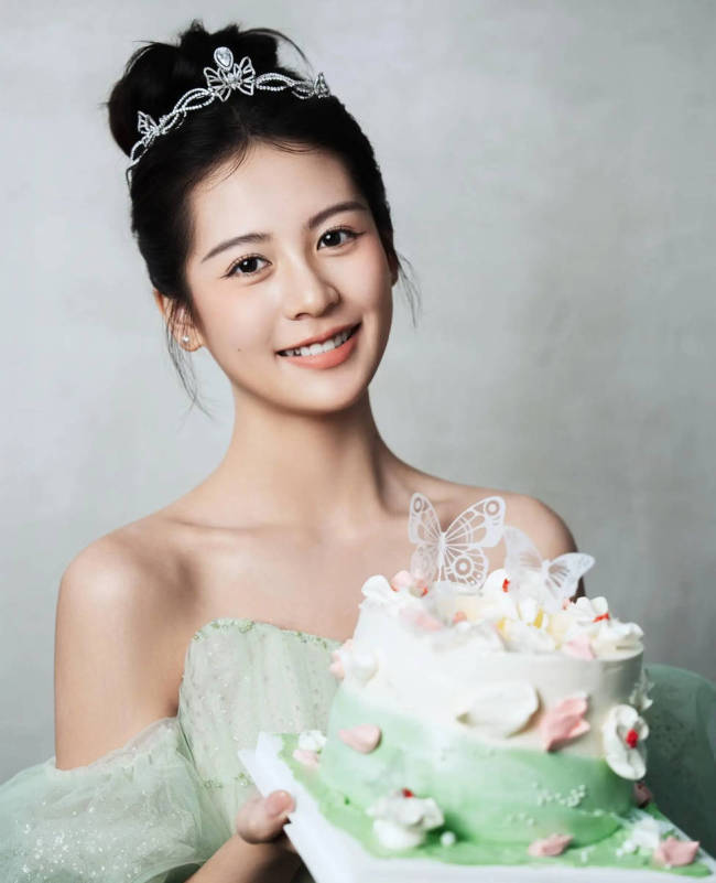 翁虹夫妇为女儿庆祝18岁生日 一家三口同框好温馨