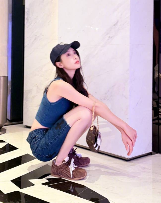 宋茜穿运动装身材纤细 双手比心表情灵动