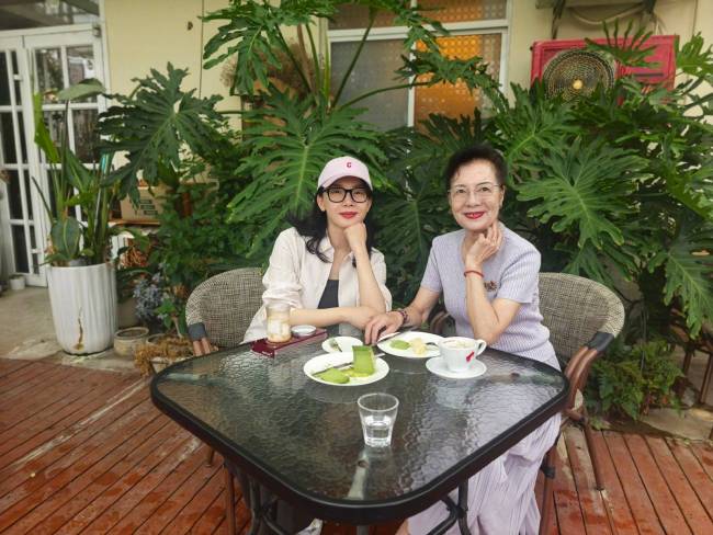 陈数与妈妈喝茶聊天幸福又温馨！晒母女合照心情好