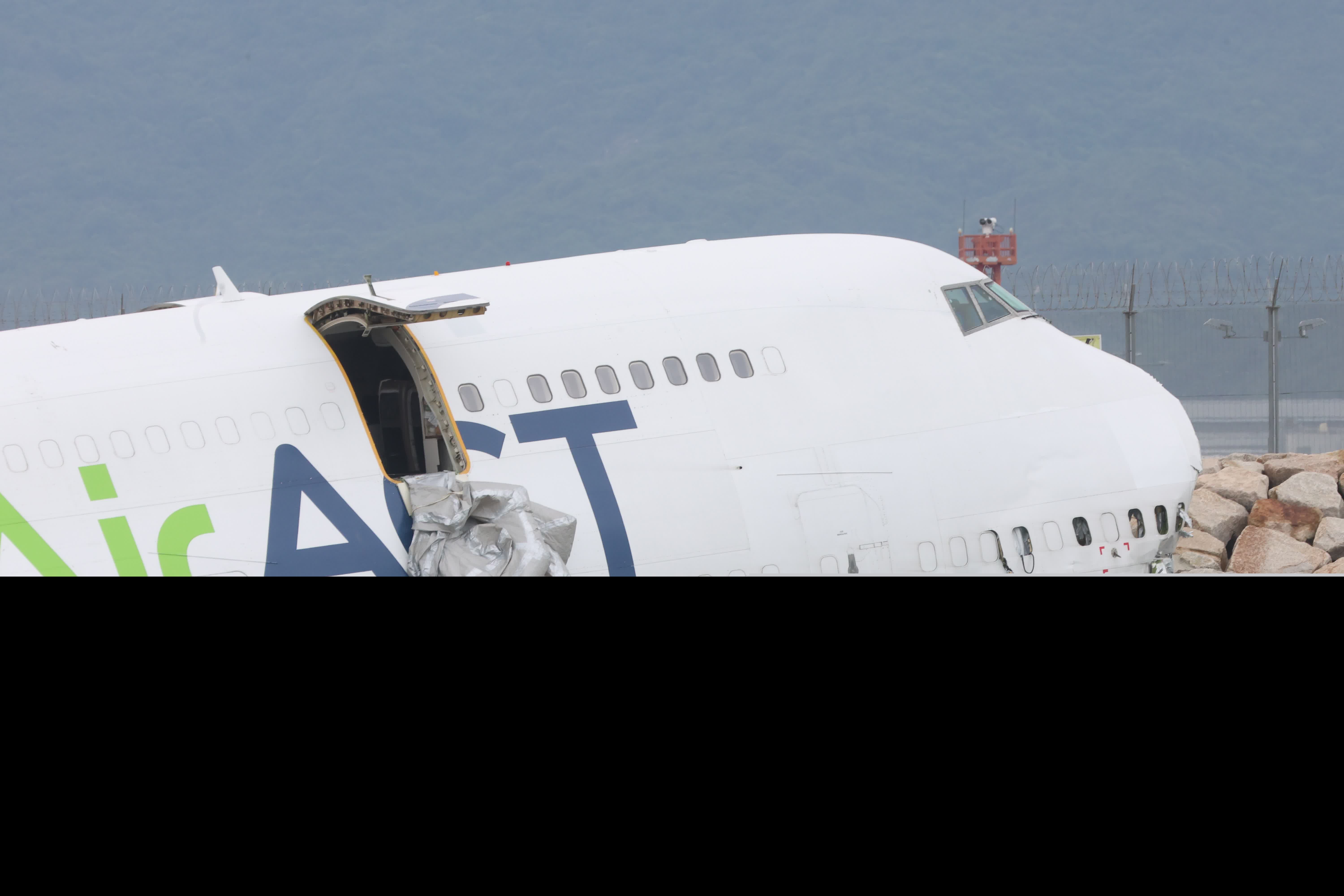一架由阿聯酋阿勒馬克圖姆國際機場抵港的B744貨機（航班編號UAE9788）在北跑道降落後出現偏離情況滑出海面。（香港文匯報記者萬霜靈攝）