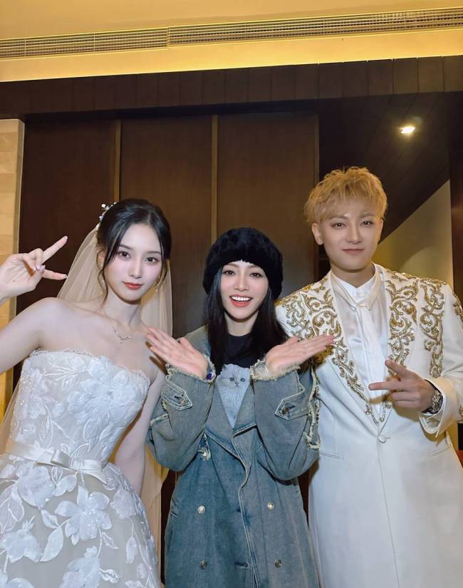 谢可寅晒与徐艺洋黄子韬合照 夸赞新娘穿婚纱漂亮