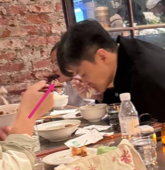 周一围带儿子女儿吃饭 穿搭随性和店员热聊接地气