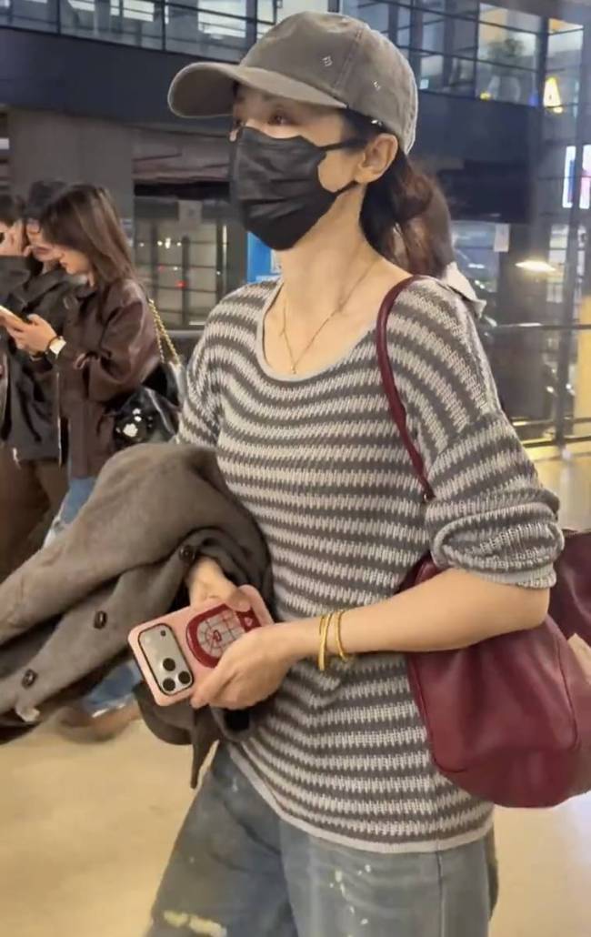 董璇被传怀上二胎现身机场！特地脱下外套回应