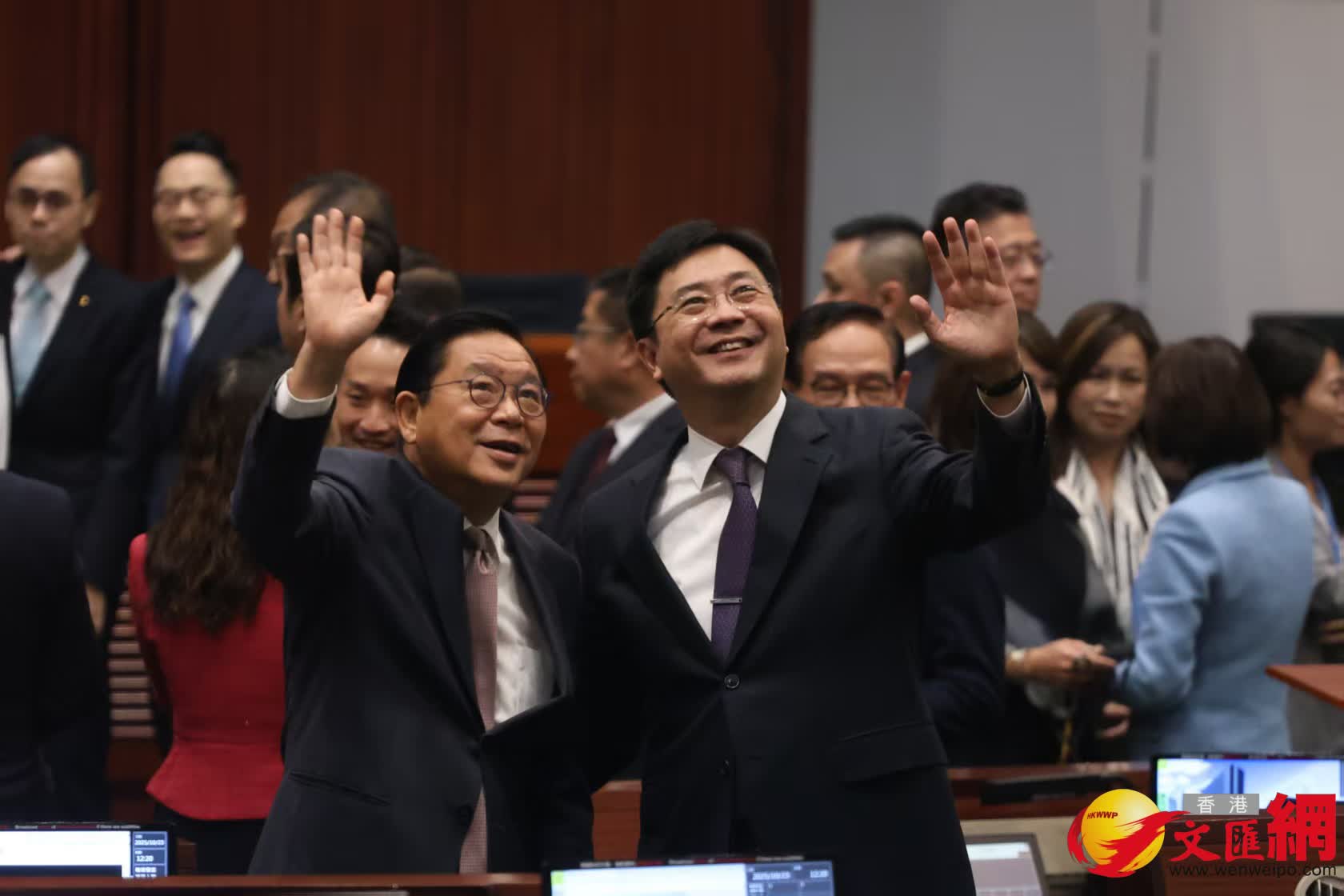 多名議員在議事廳合照（香港文匯報記者黃艾力攝）