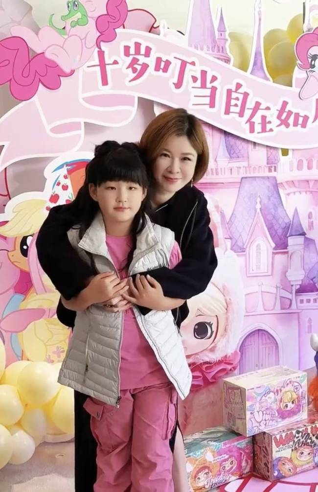 杜华为10岁女儿庆生 母女俩一起拆盲盒超有爱