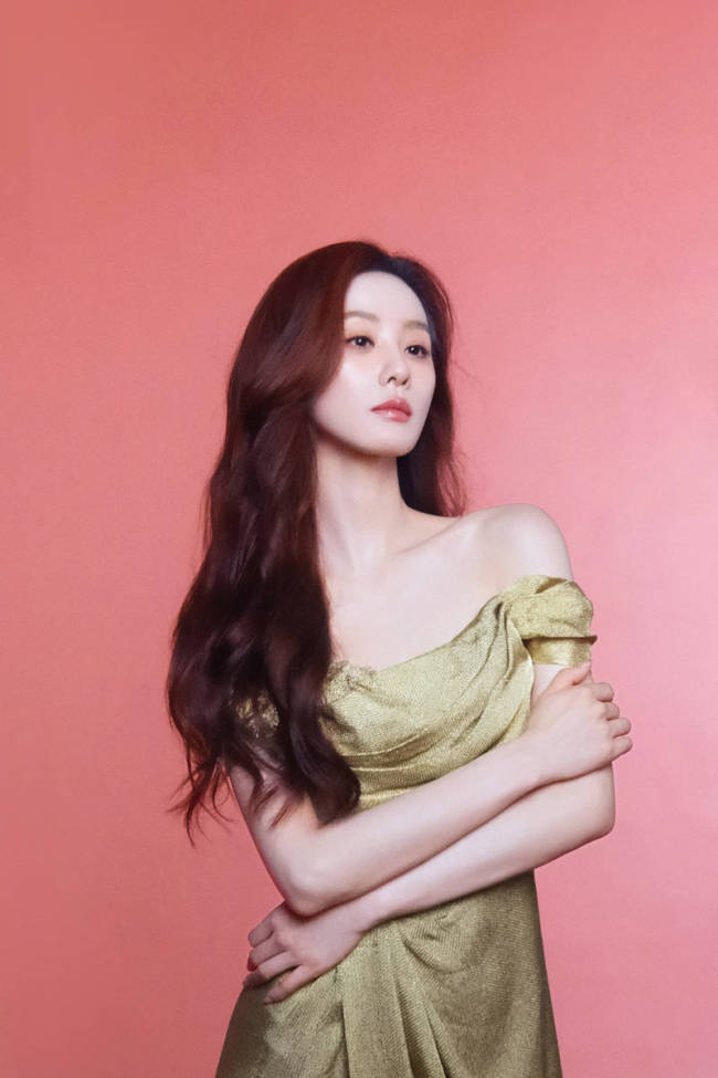 刘诗诗穿一字肩长裙身材窈窕 红发造型好似美人鱼