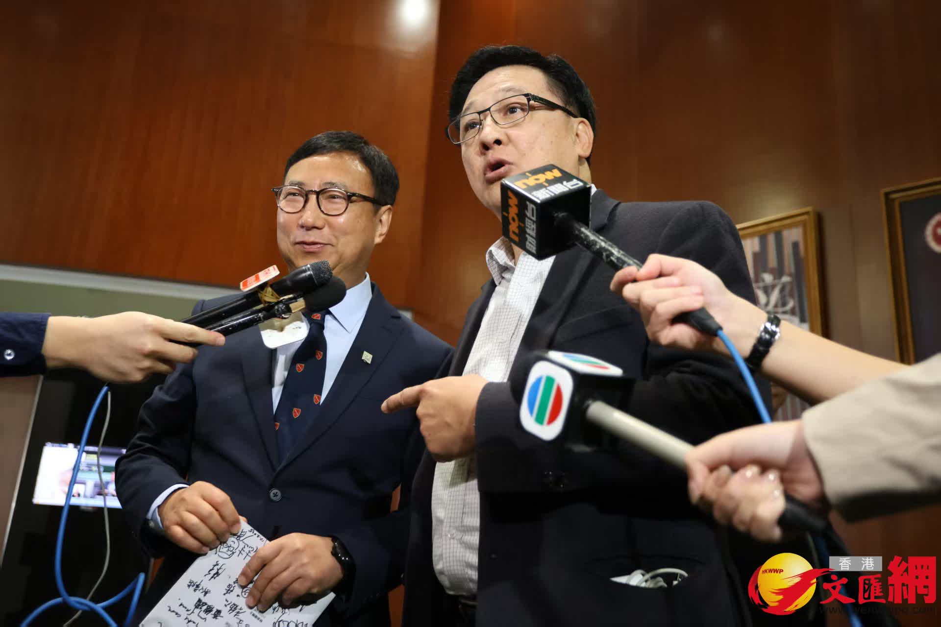 多名議員在議事廳合照（香港文匯報記者黃艾力攝）