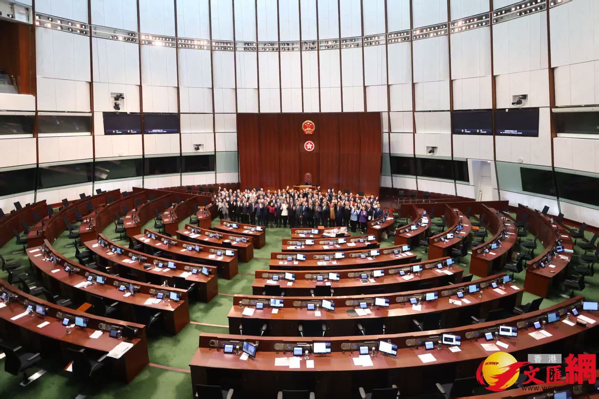 多名議員在議事廳合照（香港文匯報記者黃艾力攝）