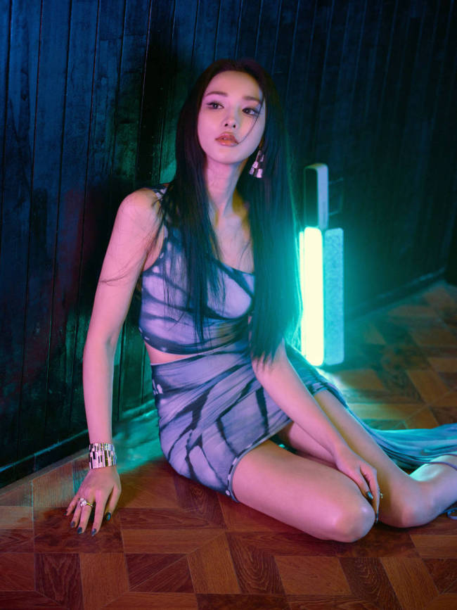 彭小苒穿短裙身材凹凸有致 惊艳回眸气质妩媚撩人