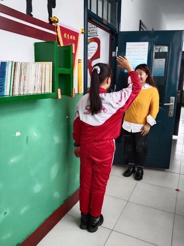 “你不配管我!”学生课堂上骂哭老教师,是谁在背后的“撑腰”?