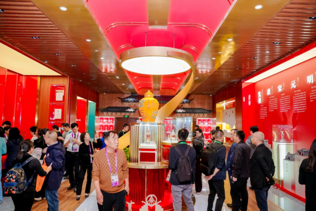 八度携手，五粮液在进博舞台奏响“和美”乐章
