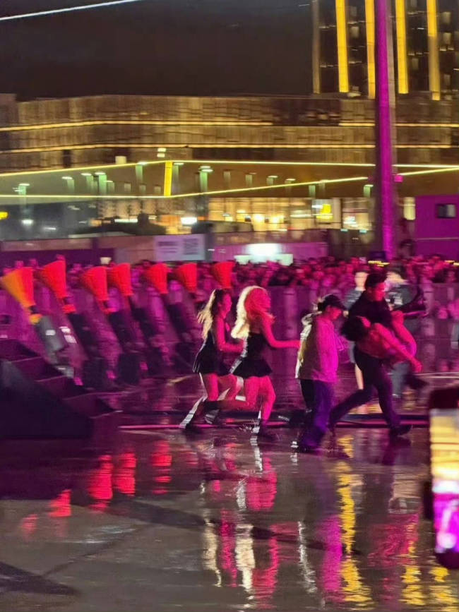 泫雅音乐节演出时晕倒 倒地被工作人员抱下台