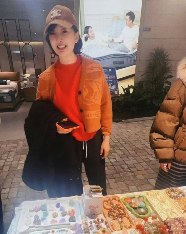 53岁牛莉近照曝光!大方与路人合影笑容温柔气质好