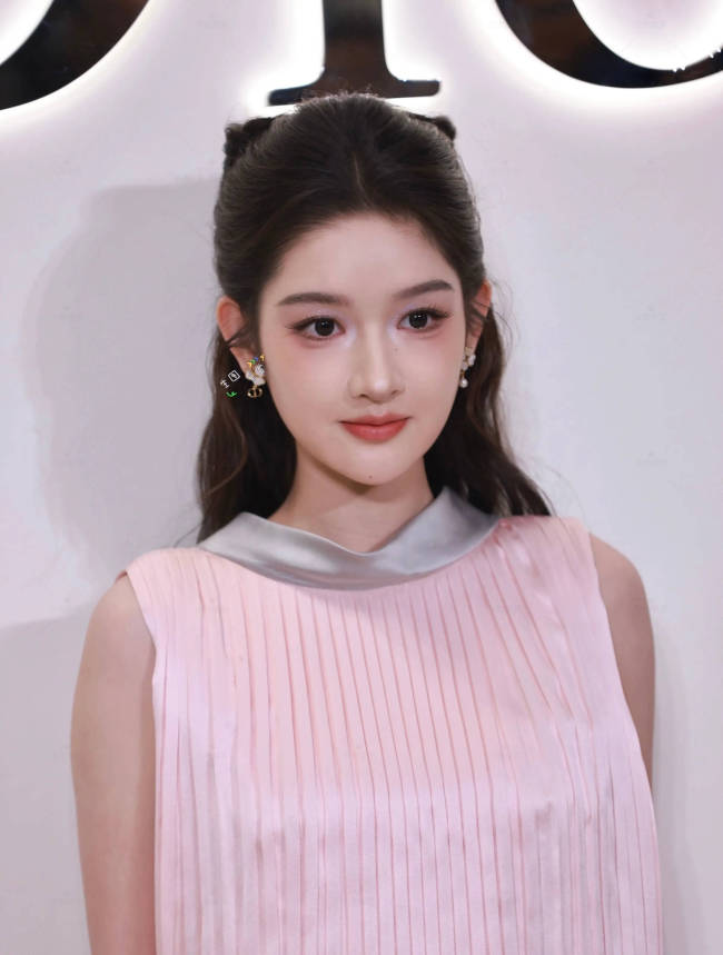 从卧蚕到P图!王玉雯再揽责 回应AI感争议