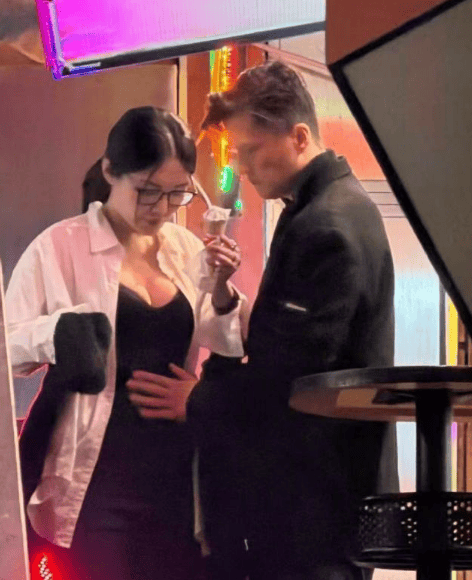 港媒曝徐冬冬尹子维甜蜜约会画面 女方疑似有孕