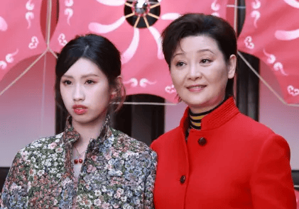 徐朵回应没有牵徐帆的手：是没看见 当时太紧张