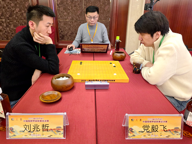 党毅飞(右)对阵刘兆哲。人民网记者 胡雪蓉摄  